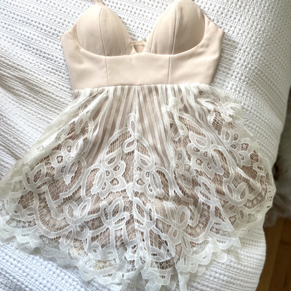 Hello Molly 👑 Lace Flowy Romper